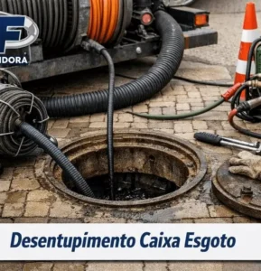 Técnico da Desentupidora abrindo e realizando a limpeza de caixa de esgoto entupida.