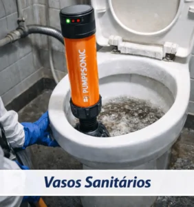 Vaso sanitário sendo desentupido pela equipe da Desentupidora com equipamento higiênico.
