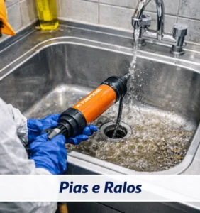 Técnico da Desentupidora desentupindo pia de cozinha e limpando ralo com máquina rotativa.
