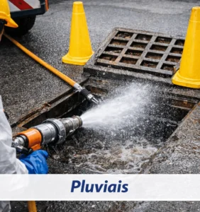 Técnico da Desentupidora realizando desentupimento de rede de águas pluviais e condutores de chuva.
