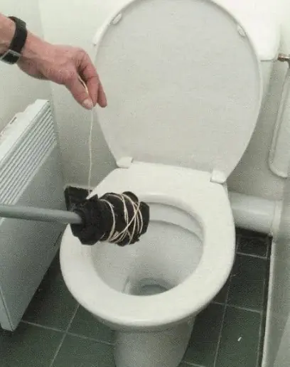 Profissional da nossa desentupidora demonstra um método incorreto de desentupir vaso sanitário para orientar os clientes.